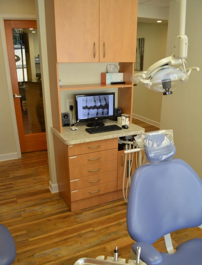 Another procedure room with dental chair